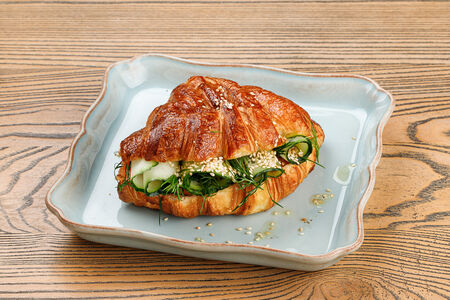 Круассан с маринованным лососем, сырным кремом и укропом