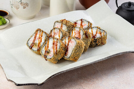 Жареный ролл с морепродуктами