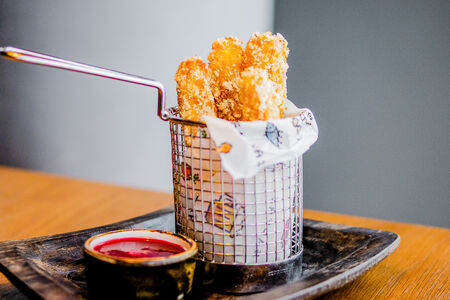 Горячие сырные палочки с клюквенным соусом