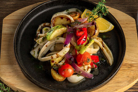 Кальмары с овощами