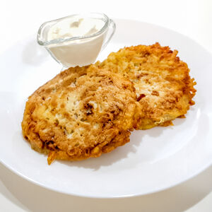 Драники с мясом и сметаной