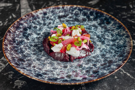 Салат из свеклы с козьим сыром