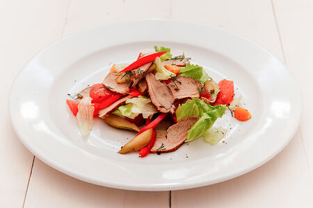 Салат утиный с грейпфрутом и листьями салата