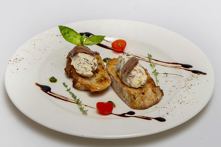 Брускетта с муссом из анчоусов