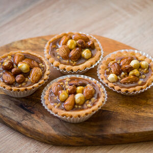 Десерт Корзиночка с карамелью и орехом