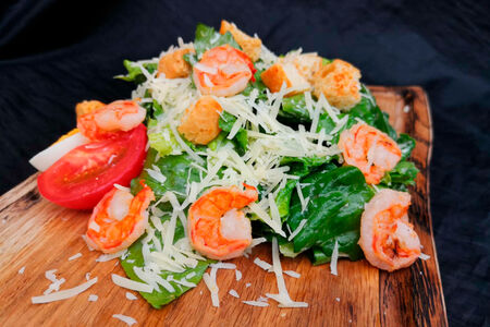 Салат Цезарь с креветками