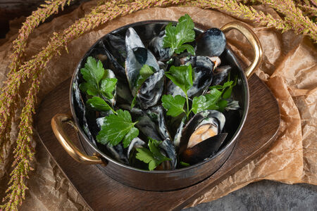 Кастрюля мидий в сливочном соусе