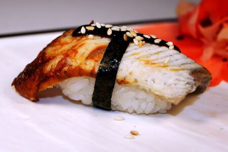 Суши с угрем