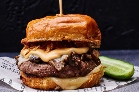 Бургер с жареными грибами