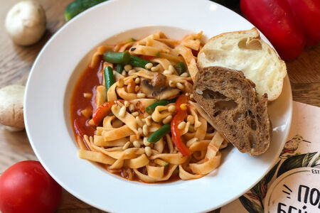 Паста с овощами в томатном соусе