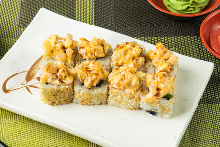 Запеченный ролл с креветкой