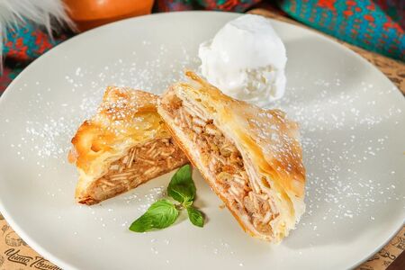 Штрудель с яблоком