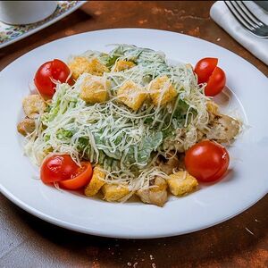 Классический салат Цезарь с курицей