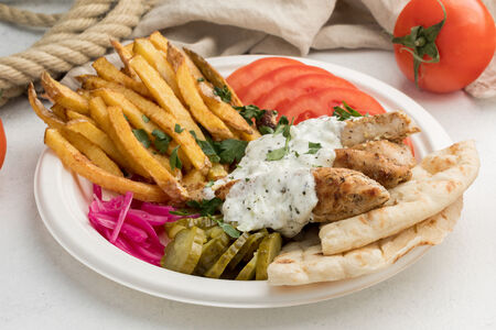 Сувлаки на тарелке