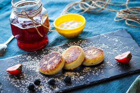 Домашние сырники со сметаной