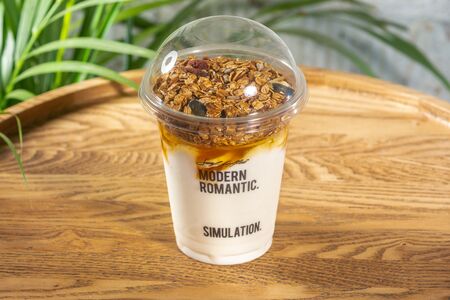 Йогурт с гранолой и бананом