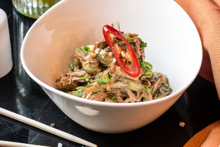 Салат с уткой бонг-бонг, огурцом, орехами кешью, зеленым луком и арахисовым соусом