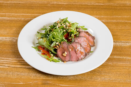 Салат с ростбифом, печеным перцем и кедровыми орехами