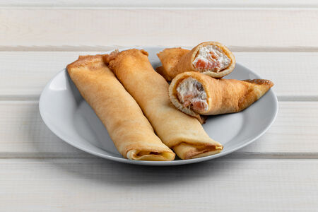 Блины с копченой рыбой и творожным сыром