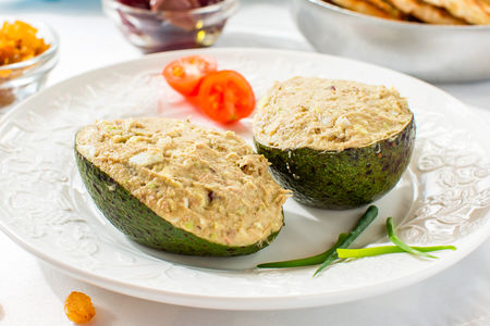 Авокадо, фаршированное тунцом