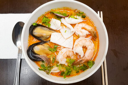 Суп Том Ям с рисовой лапшой и морепродуктами