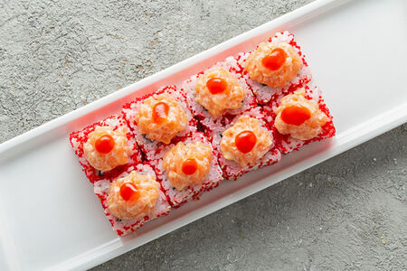 Острый ролл с лососем