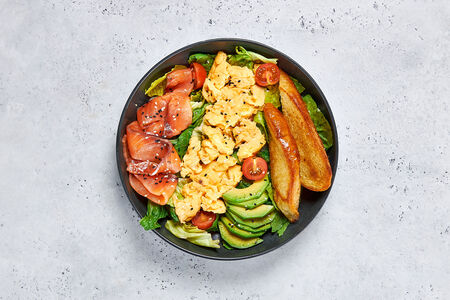 Боул с семгой и авокадо