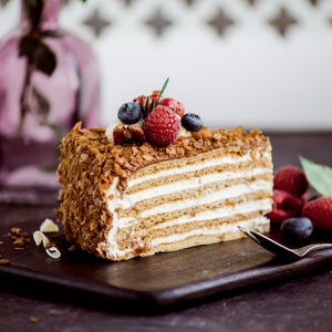 Фирменный Медовик со сметанным кремом