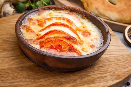 Жаренный Сулугуни с помидорами на кеци