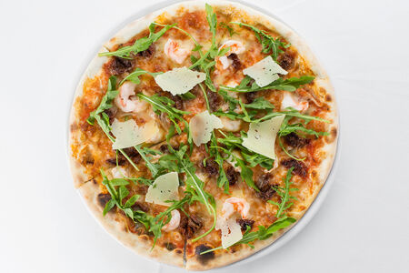 Пицца с креветками и вялеными помидорами