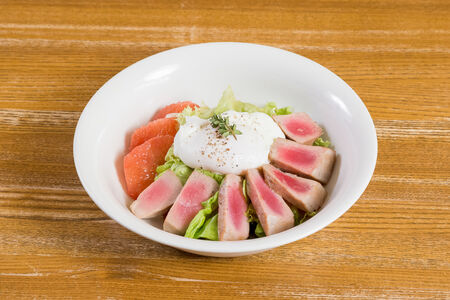 Теплый салат с тунцом