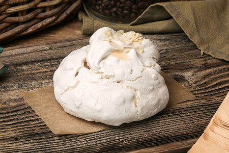 Десерт Меренга с миндалем