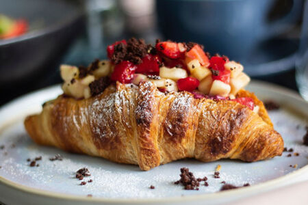 Круассан с клубникой и бананом