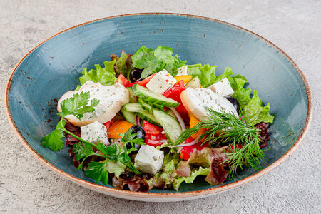 Греческий салат с гигантскими оливками и прованскими травами
