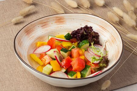 Салат из свежих овощей с микс-салатом