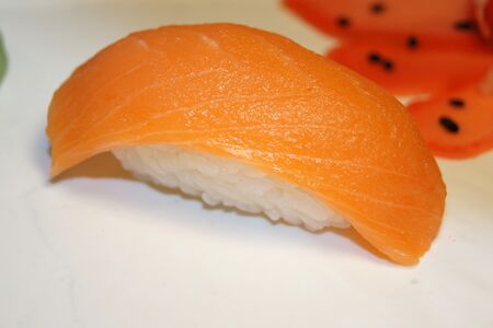 Суши с лососем