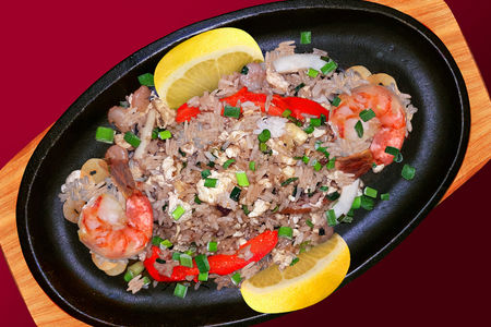 Жареный рис с морепродуктами, яйцом и зеленым луком