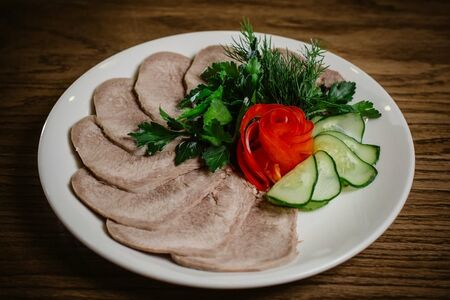 Язык говяжий отварной