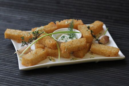 Гренки чесночные с соусом