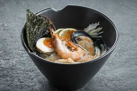 Рамен с морепродуктами, яйцом и нори