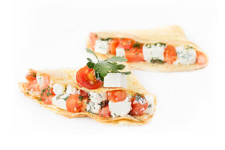 Блин с брынзой и помидорами