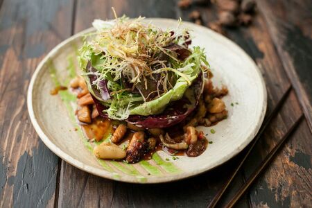 Салат с морепродуктами в творожно-грушевом соусе