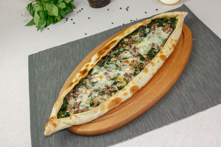 Пиде с мясом, шпинатом и сыром