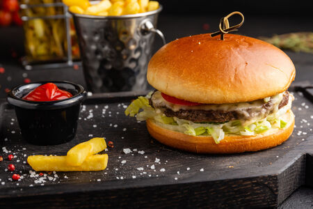 Бургер с котлетой из мраморной говядины