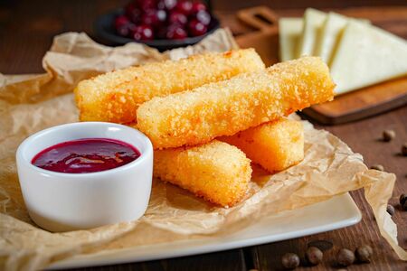 Моцарелла с клюквенным соусом