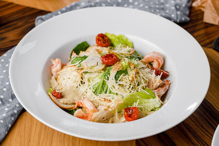 Салат Цезарь с креветками