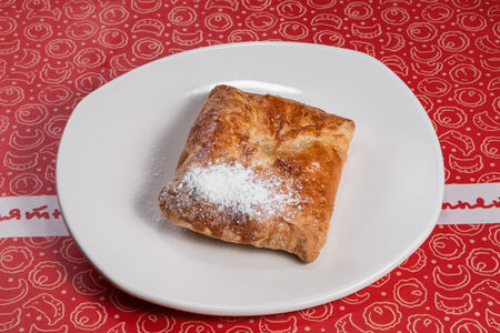 Слойка с яблоком