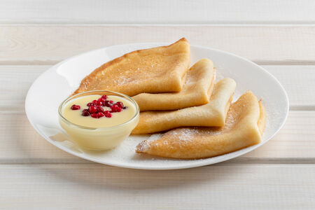 Блины с брусникой и сгущенкой