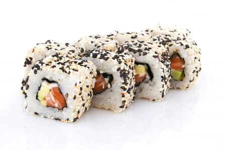 Ролл Калифорния с кунжутом