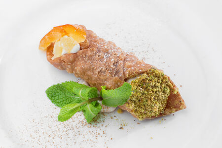 Канноли с рикоттой и цукатами